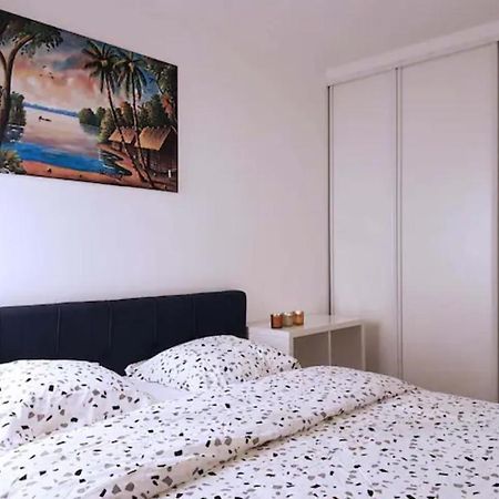 Pretty And Neat Bedroom In My Cosy Appartment. Puteaux Bagian luar foto