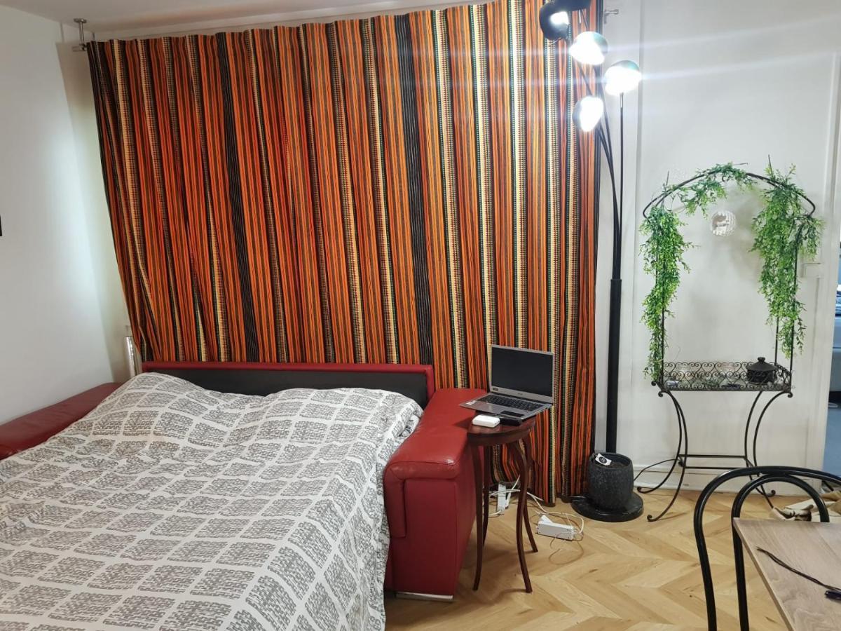 Pretty And Neat Bedroom In My Cosy Appartment. Puteaux Bagian luar foto