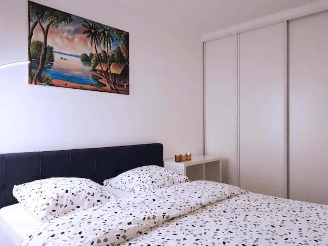 Pretty And Neat Bedroom In My Cosy Appartment. Puteaux Bagian luar foto